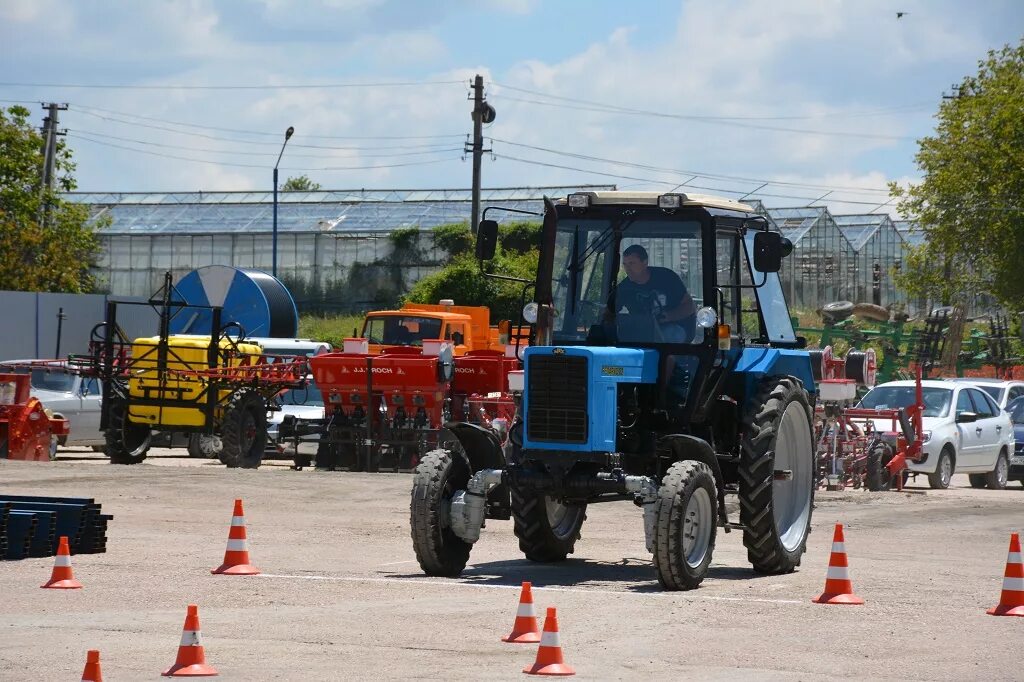 Московский тракторный. Трактор Террион 3180. Тракторист в тракторе. Учеба на тракторе. Тракторист-машинист сельскохозяйственного производства.