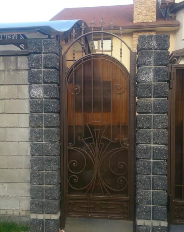 Ворота в дом. Продается дом ворота прихожая. Ворота в дом Турция. Тартинка ворота дом.