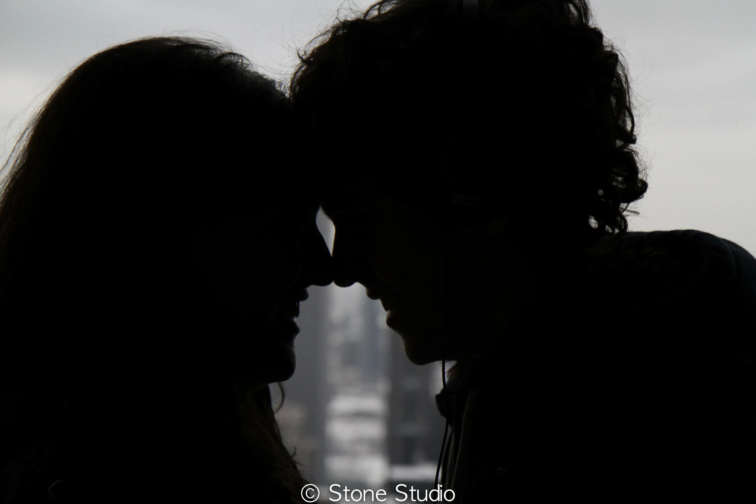 Поцелуй в темноте кандела. Поцелуй. Влюбленные в темноте. Поцелуи романтика черное. Влюбленные смотрят друг на друга.