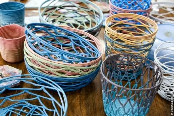Техники декорирования изделий. Изделия из переработанного пластика. Украшения из переработанного пластика. Изделия из вторичного пластика. Изделия из отходов пластмассы.