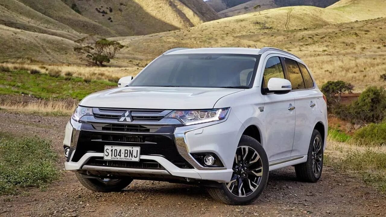 Mitsubishi outlander 2017. Митсубиши Аутлендер 2017. Мицубиси Аутлендер 2017 PHEV. Mitsubishi Outlander PHEV 2017.