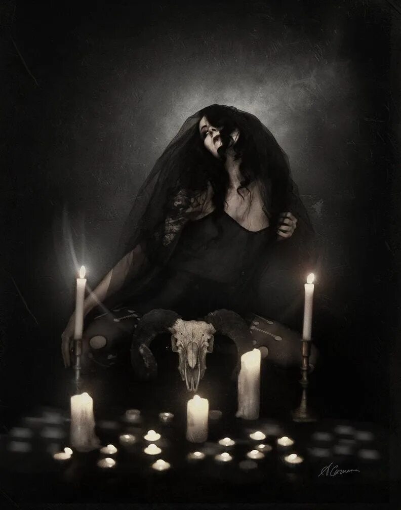 Черная магия самые сильные. Ведьма колдует. Готические свечи. Ритуалы ведьм. Колдовство темное.