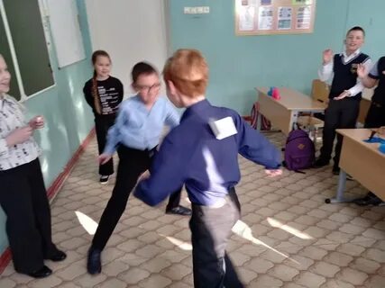 Одноклассницу в классе