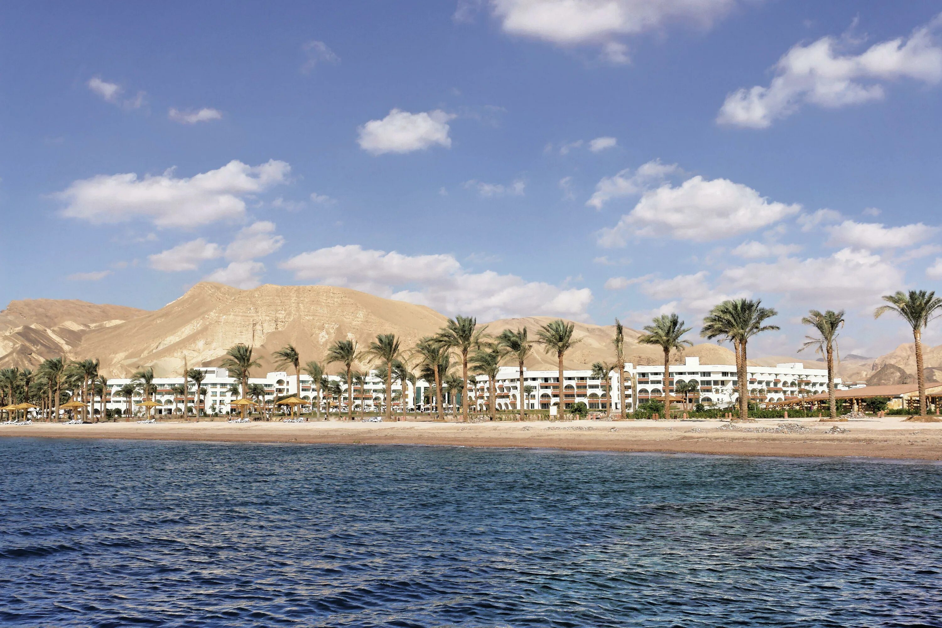 Египет 2024 море. Мовенпик Таба Египет. Movenpick Resort Taba. Пляжи табы Египет. Мовенпик Таба пляж.