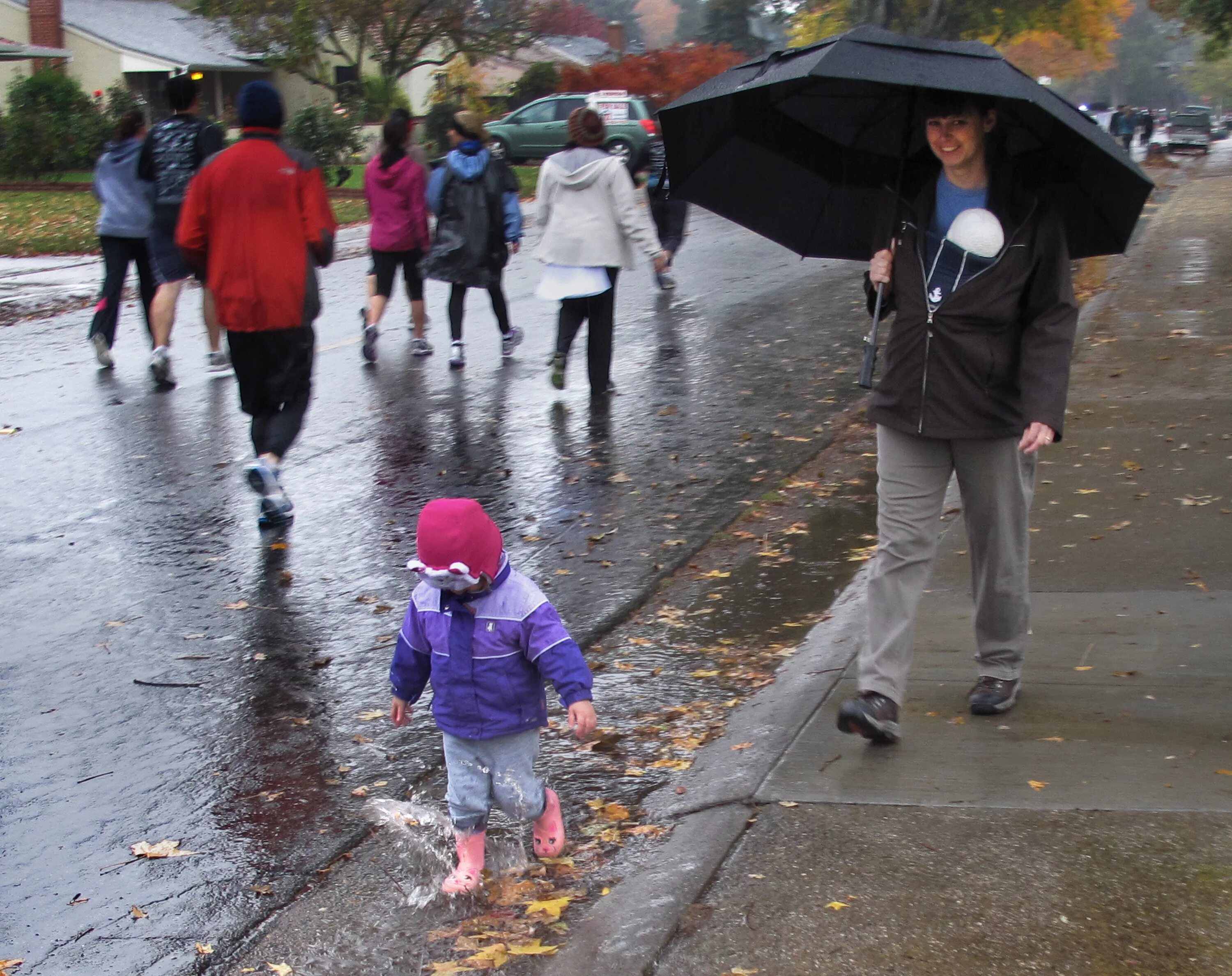 Можно ли гулять в дождь. Дети гуляют. Прогулка в дождь. Прогулки детей в дождь. Дети гуляют в дождь.