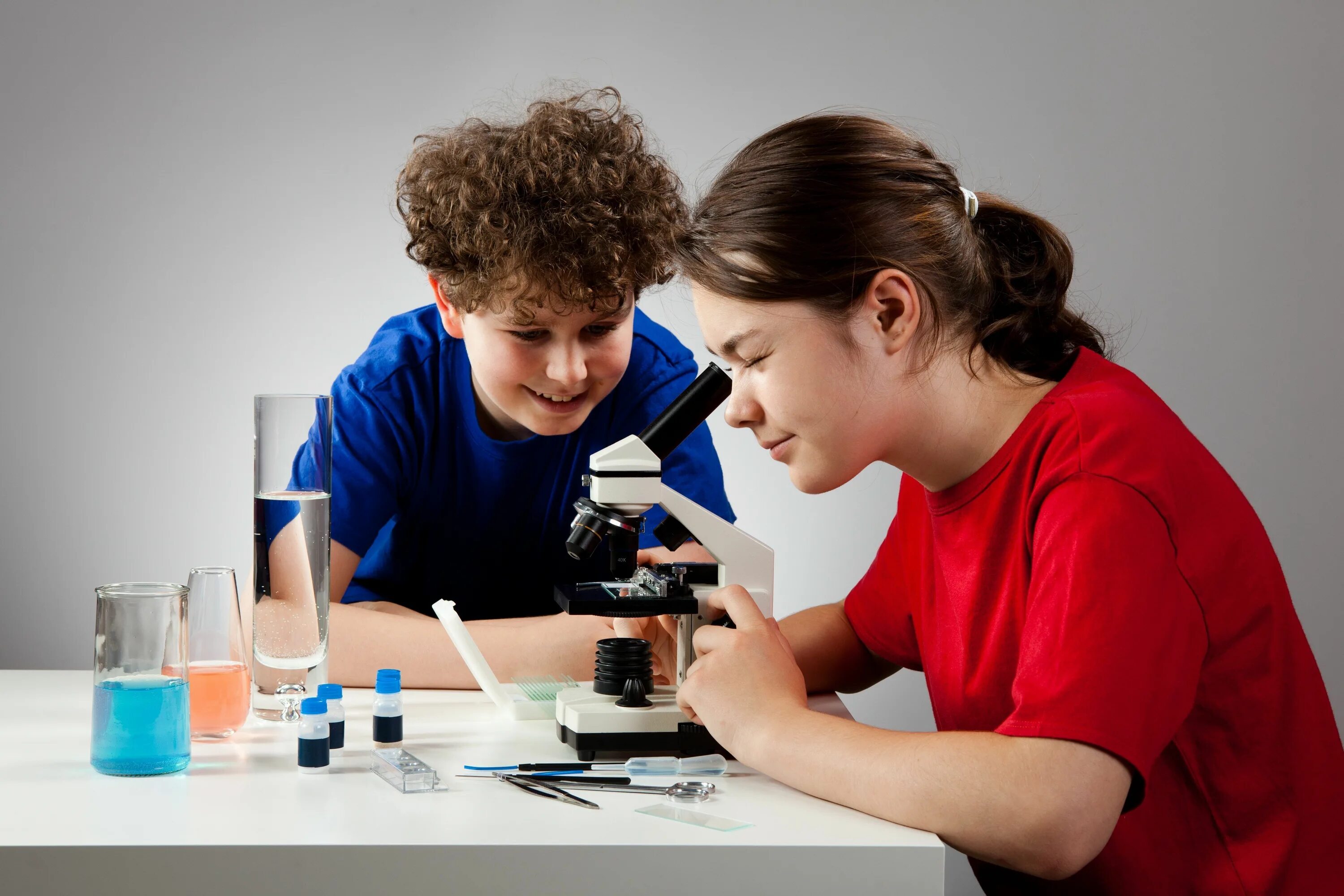 Большинство людей исследуют. Микроскоп для детей. Микроскоп для школьника. Мальчик с микроскопом. Дети исследуют.