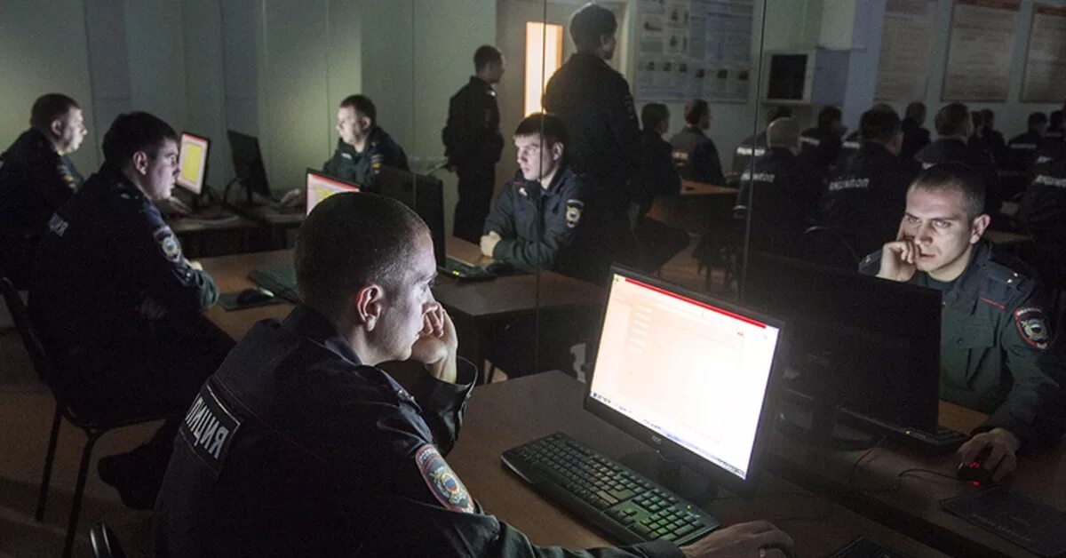 Такой агент спецслужб работает под. Полицейский за компьютером. полиция компьютер. спецслужбы за компьютером.