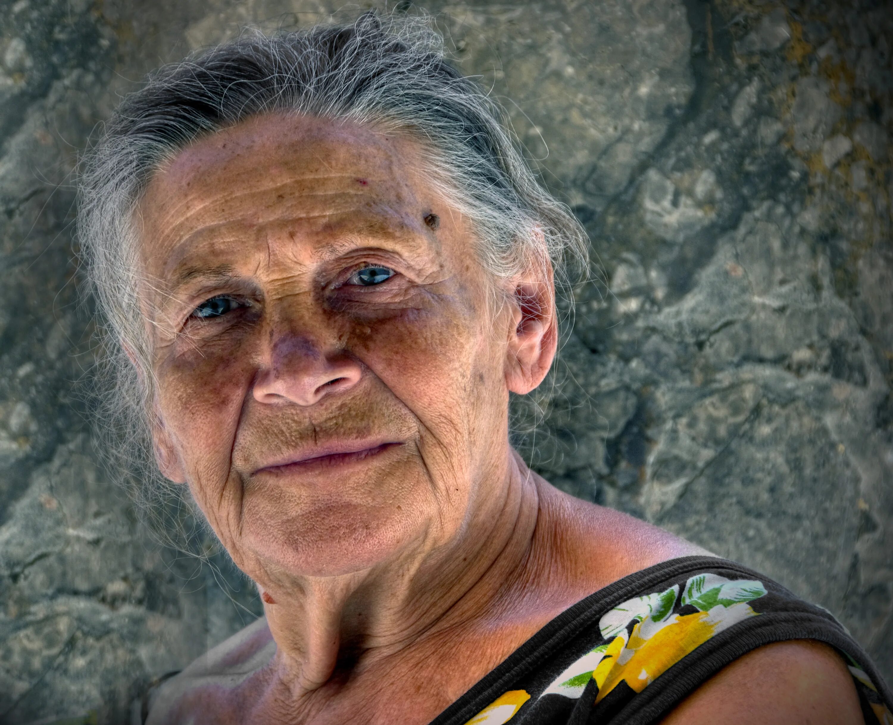 Картинка старше. Фотопортреты пожилых людей. Фотопортрет пожилой женщины. Старое лицо женщины. Лицо пожилой женщины.