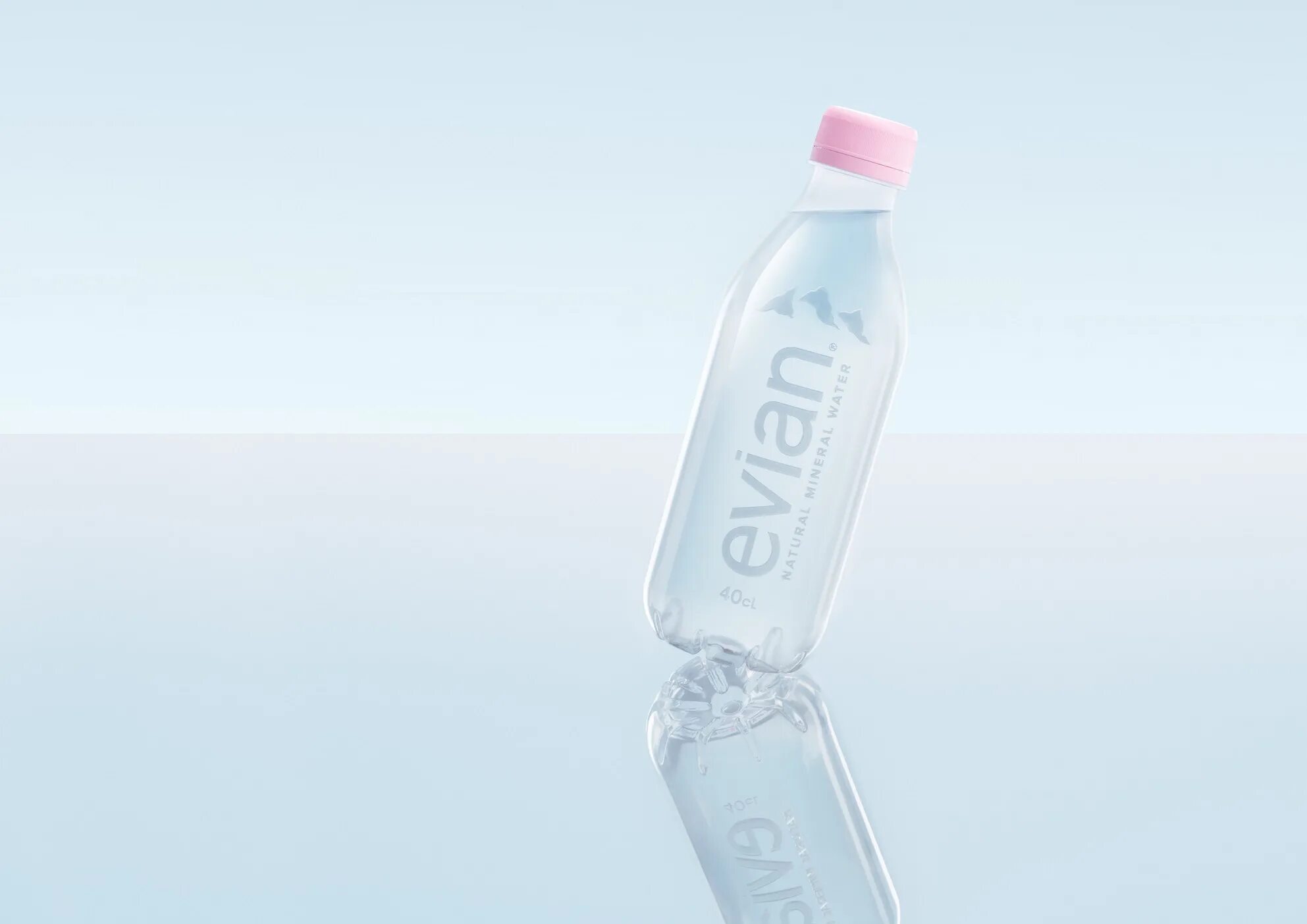 Новая бутылочка. Эвиан вода Данон. Эвиан этикетка. Бутылка для воды. Пластиковая бутылка для воды.