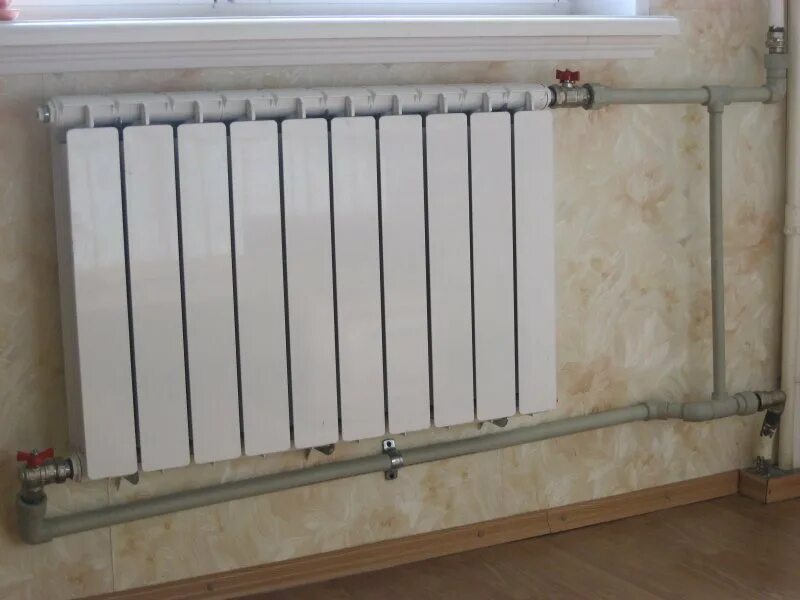 Монтаж радиаторов работу. Радиаторы отопления в частном доме. Монтаж радиаторов работу. Монтаж радиаторов. Установленный радиатор отопления.