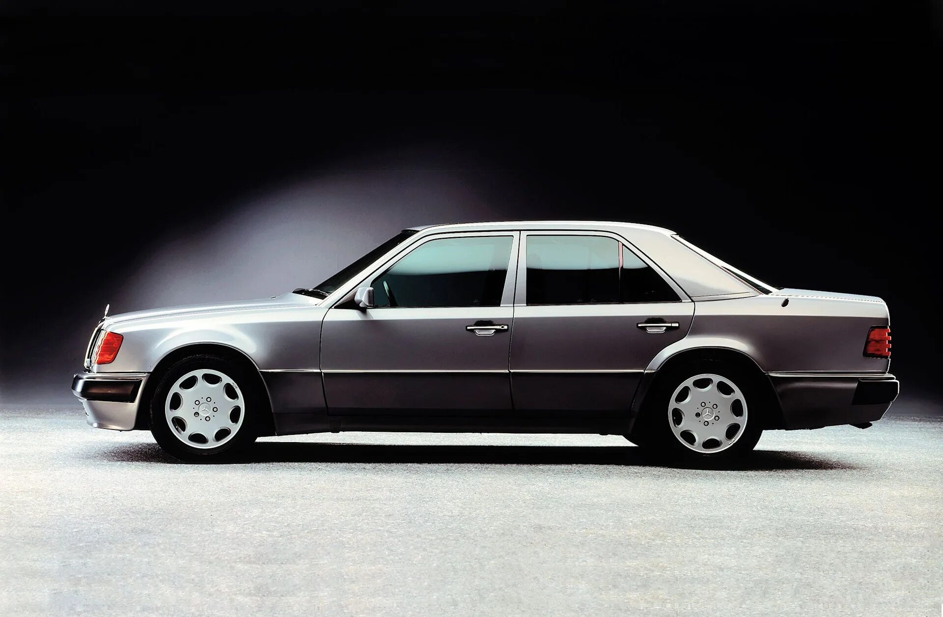 Мерседес бенц w124 e500. Мерседес е124 волчок. Mercedes benz 124. Mercedes benz 124 e500. Mercedes benz w124 e500.