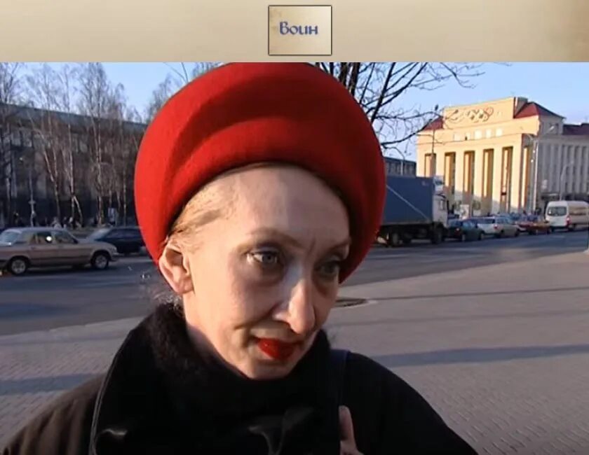 Мем кандибобер на голове. Высказывания про платья. Прикольные надписи на джинсах. В ее годы я носила. Интеллектуальный юмор сарказм.