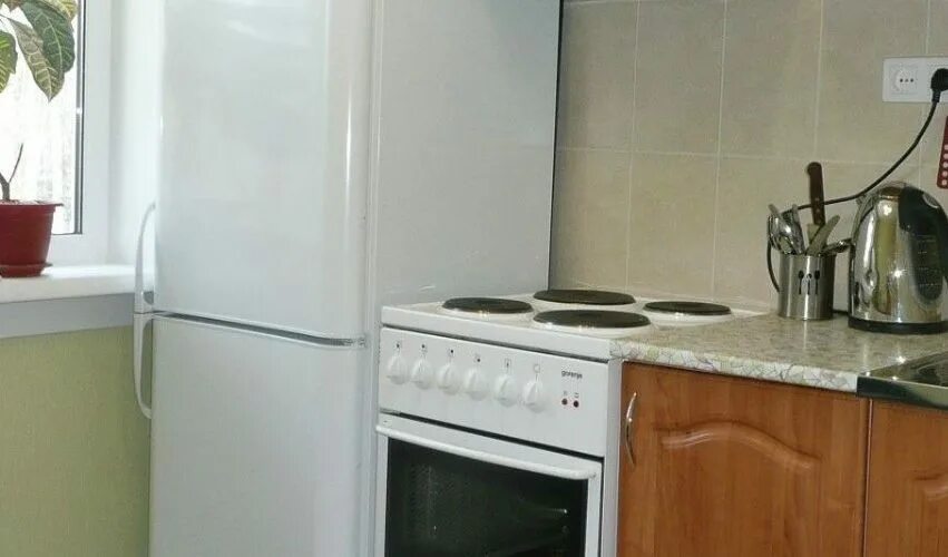 Можно ли ставить холодильник возле. Плита возле холодильника. холодильник возле газовой плиты. холодильник рядом с газовой плитой на кухне. газовая плита рядом с холодильником.