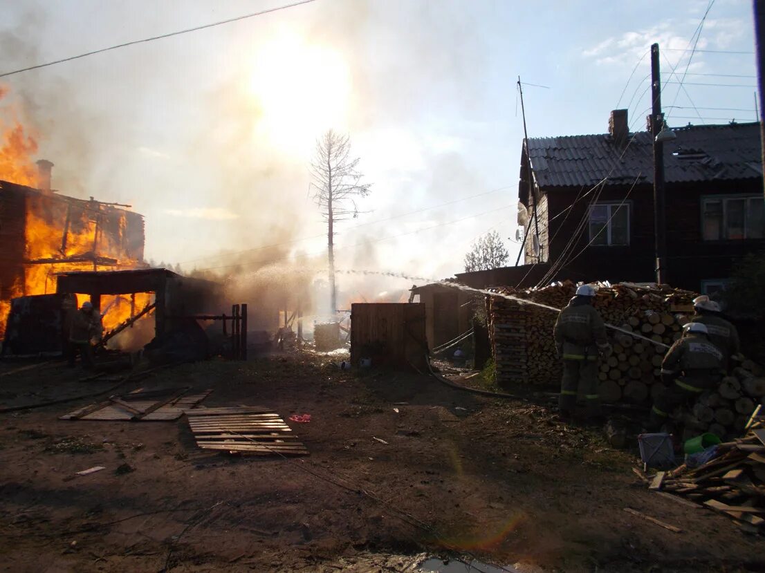 Погода в черной холунице на 10. Пожар в белой Холунице. Сгорел дом в белой Холунице. Сгорел дом на улице Первомайская белая Холуница.