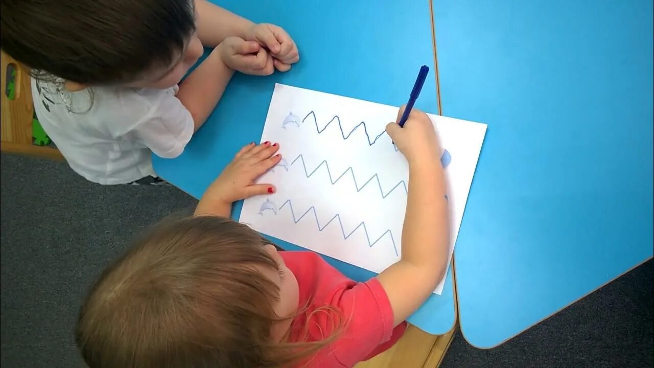 Клеим поделки с ребенком. Пространственное мышление у детей. Интересные аппликации для детей. Графокоррекция упражнения татьяны гогуадзе. Дети делают поделки.