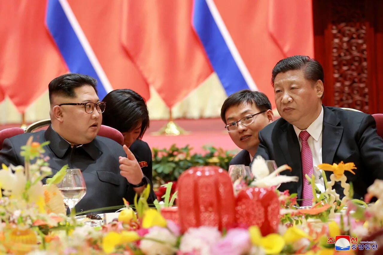 Си Цзиньпин и Кин Чен Ын. Си Цзиньпин в Северной Корее.