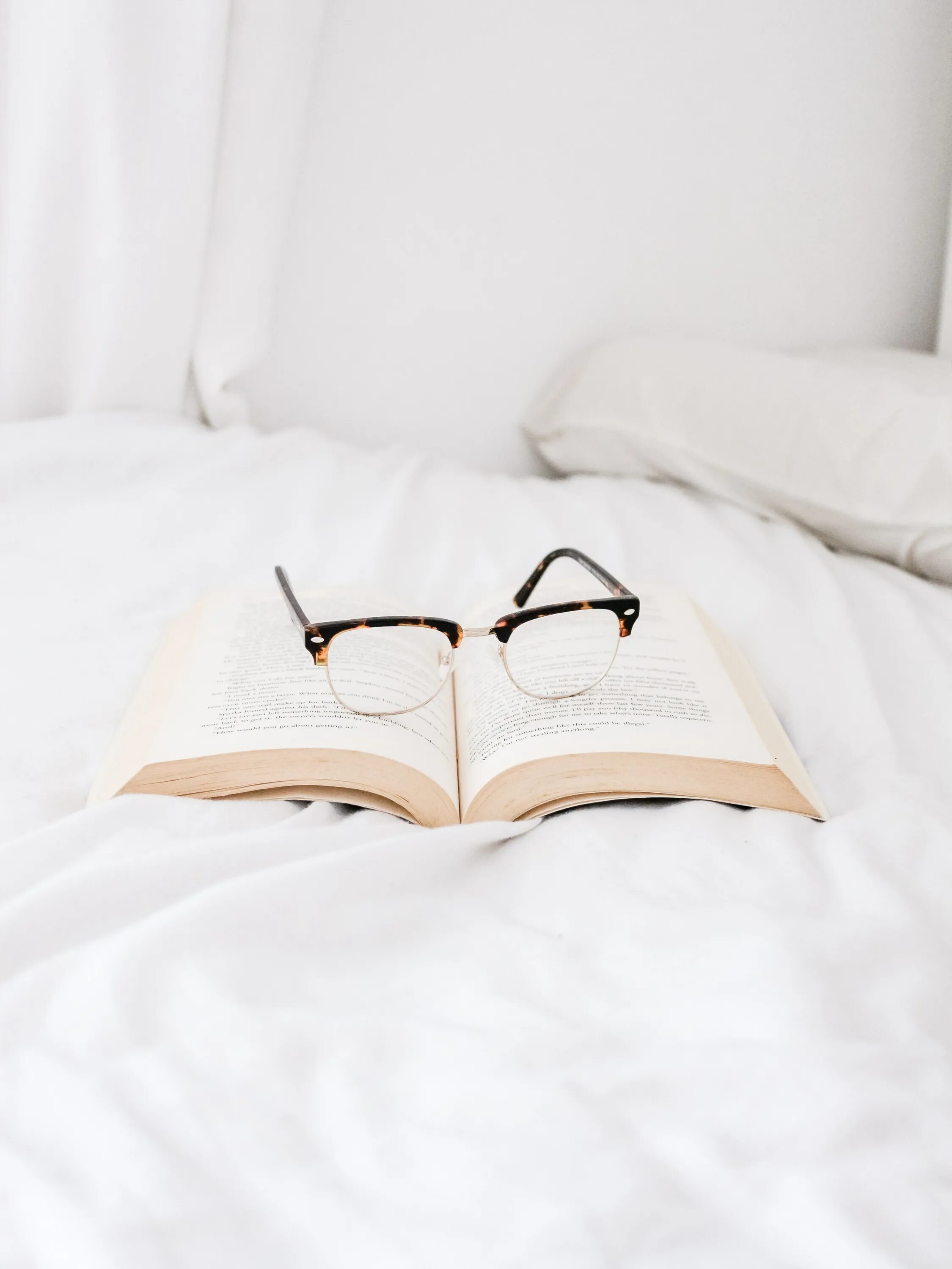 Книга ты я постель сейчас же. Книга на кровати. Книга на белой постели. Раскрытая книга на кровати. Книга в постели.