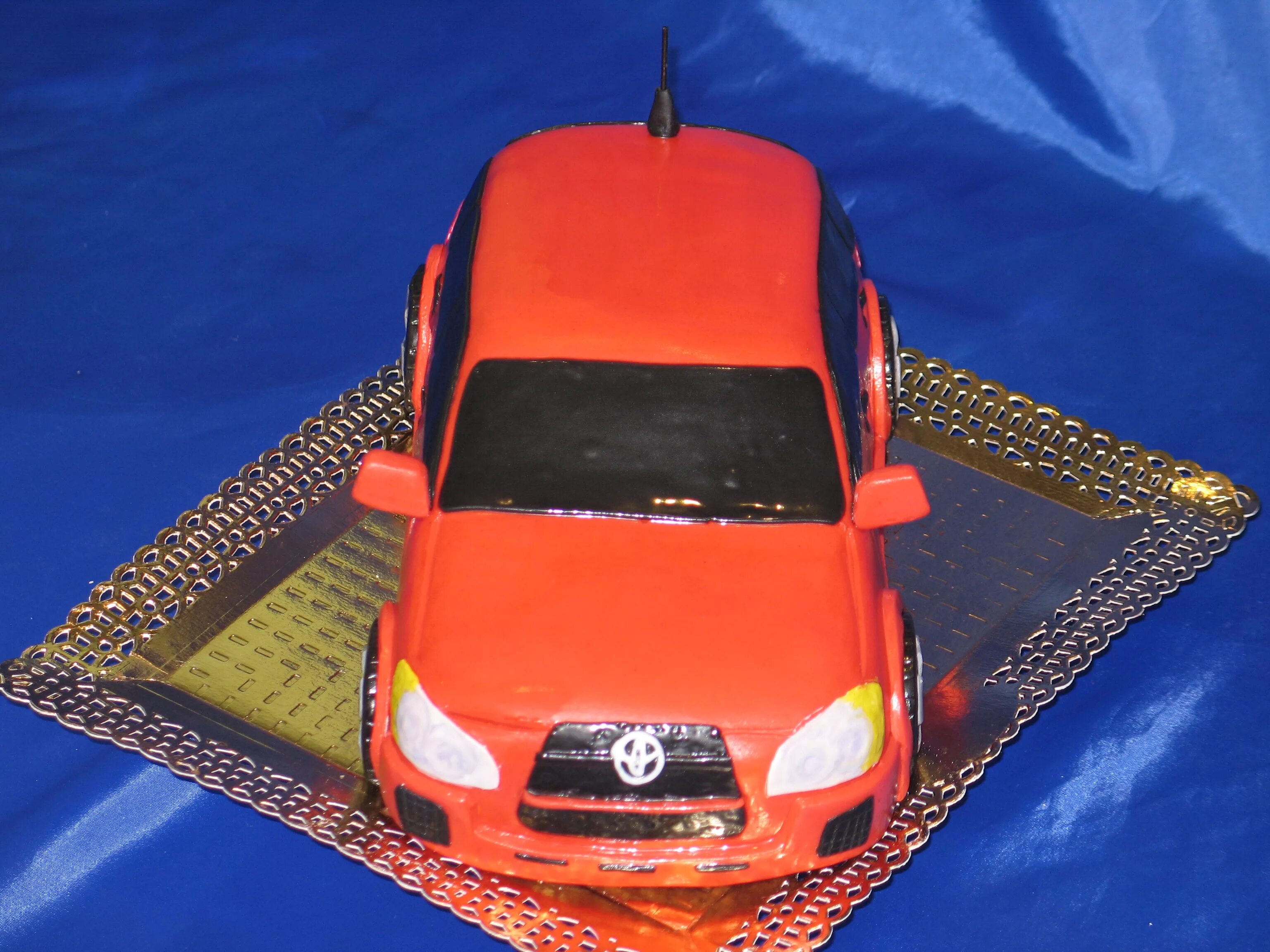 торт в форме машинки.