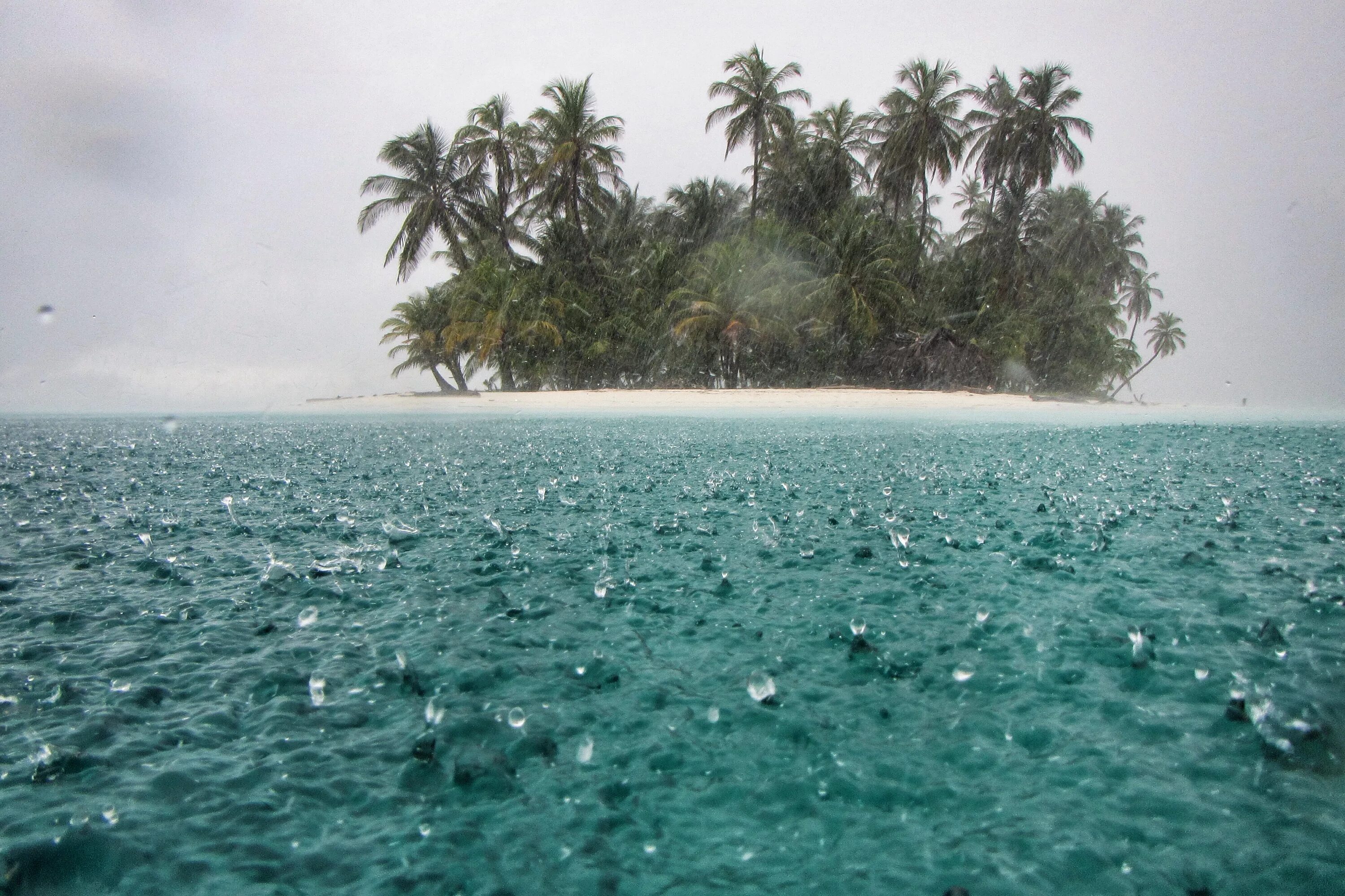 Пляж перед грозой. Остров кауаи, гавайские острова. Дождь на острове. Дождь на пляже. Пасмурный пляж.