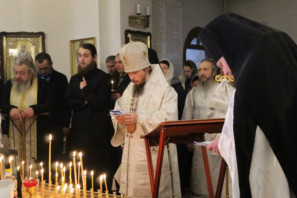 Молебен о поминовении усопших в церкви. Свечи для отпевания. Отпевание покойника в церкви. Поминальный стол в храме. Панихида в храме.