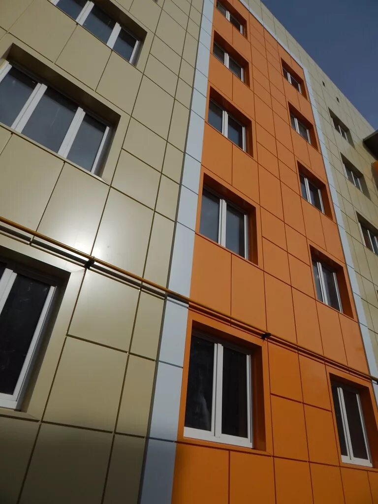 отделка фасадов высотных зданий. кирпичные фасады многоэтажных домов. облицовка многоквартирного дома. керамическая плитка для фасада. плитка для фасада здания.