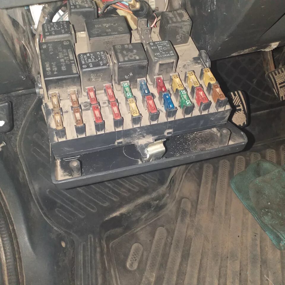 Предохранитель прикуривателя фольксваген б6. Предохранитель багажника приора 2. Предохранитель багажника поло седан 2013. Крышка от предохранителей на семерке. Предохранитель крышки багажника.