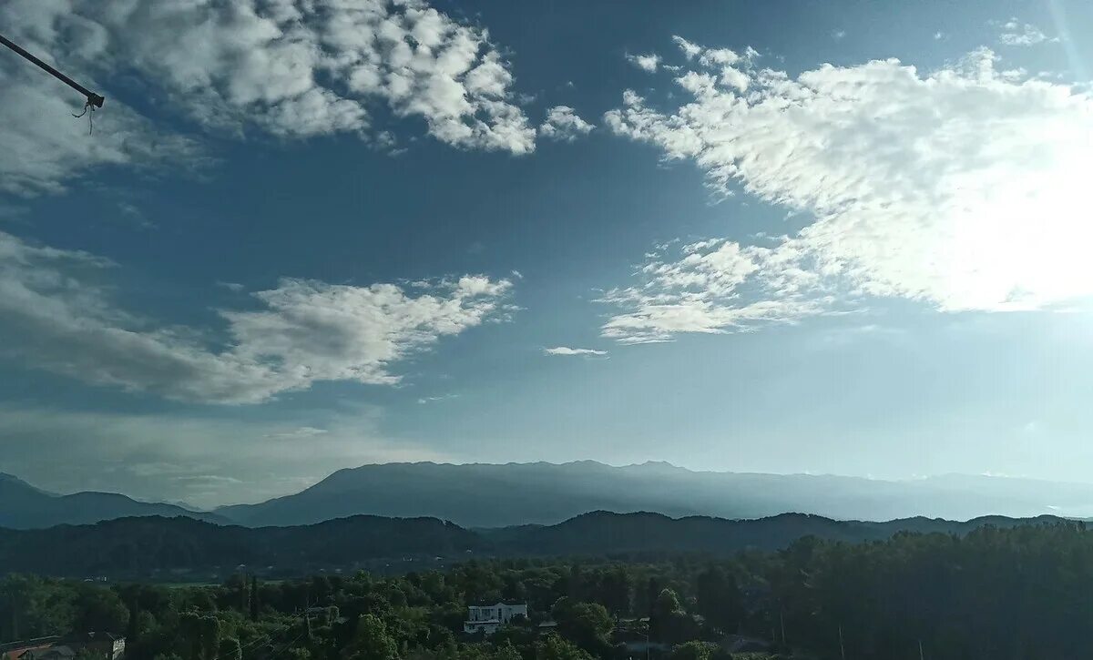 Абхазия горы. Абхазия вид из окна. Вид с вертолета на горы. Грузия горы облака. Погода пицунда абхазия на месяц