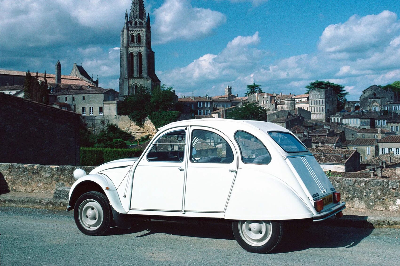 Traction avant в 1934. Citroen 2cv фургон. Ситроен 1934. Французское авто 7 букв. Ситроен 2cv.