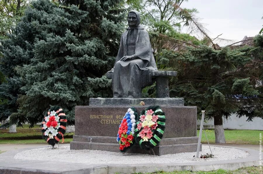 Тимашевск южный. Памятник Епистинии степановой в Тимашевске. Епистиния фёдоровна Степанова памятник. Памятник степановой Епистинии фёдоровне в Тимашевске. Степанова Епистиния фёдоровна у монумента.