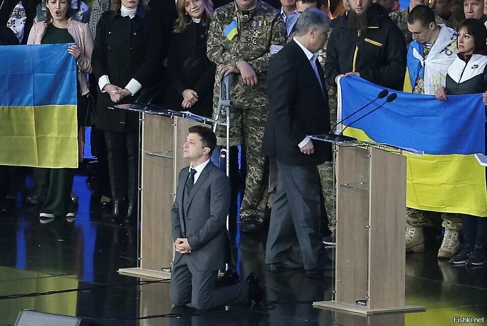 Стану на колени. Президент Украины на коленях. Президент Украины на коленях Путина. Зеленский на коленях перед Путиным. Зеленский на коленях на дебатах.