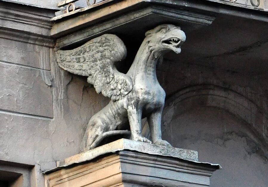статуя грифона гаргульи. грифоны москва. дом с грифонами на моховой санкт-петербурге. грифоны москва. спб грифоны на банковском мосту.