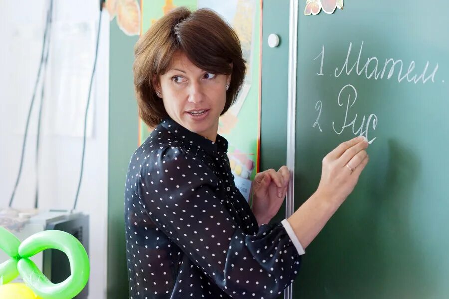 красивые учителя. школьный учитель. ученик стал учителем. учительница. учительница средней школы.