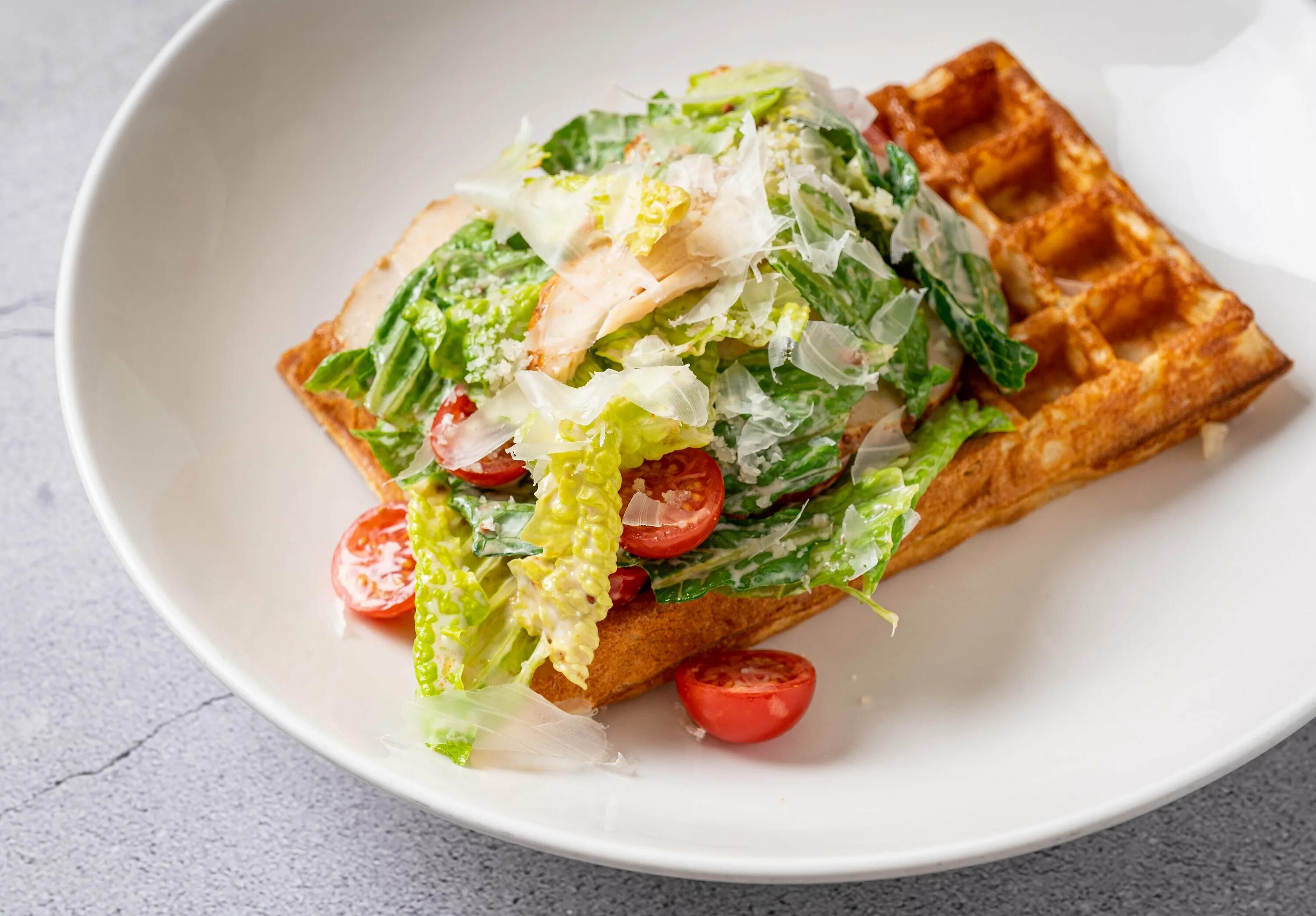 Вафли с авокадо и лососем и пашот. Бельгийские вафли с лососем и авокадо. Брускетты с авокадо и лососем. Вафли с рыбой. Венские вафли с рыбой.