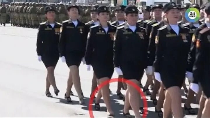 Девушки на параде победы. Туфля на параде. Парад победы в калининграде девушки. Девушка потеряла туфлю на параде. Парад победы 2022 хабаровск.