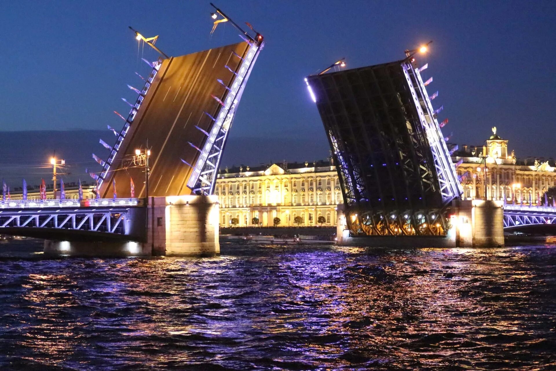 Разводной мост в Санкт-Петербурге. Белые ночи Санкт-Петербург.