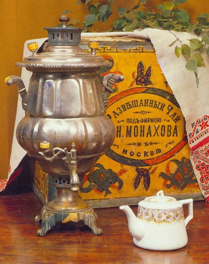 Поданный самовар. Чаепитие с самоваром 19 век. Чаепитие 19 века в России. Самоварное чаепитие у л.н.Толстого.