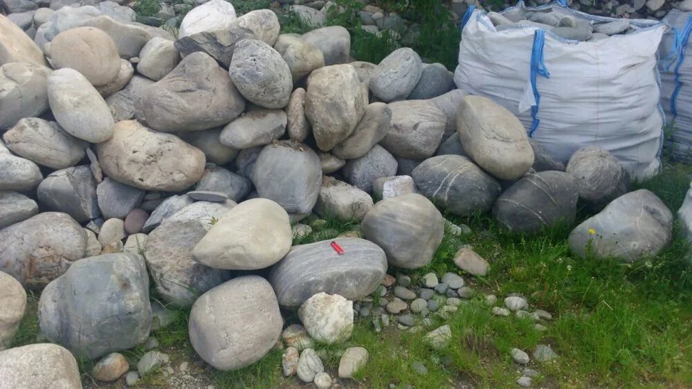 Кузнечный камень 5. Булыжник кварцит. Кладка песчаника. Камень на люк. Муляж валуна.