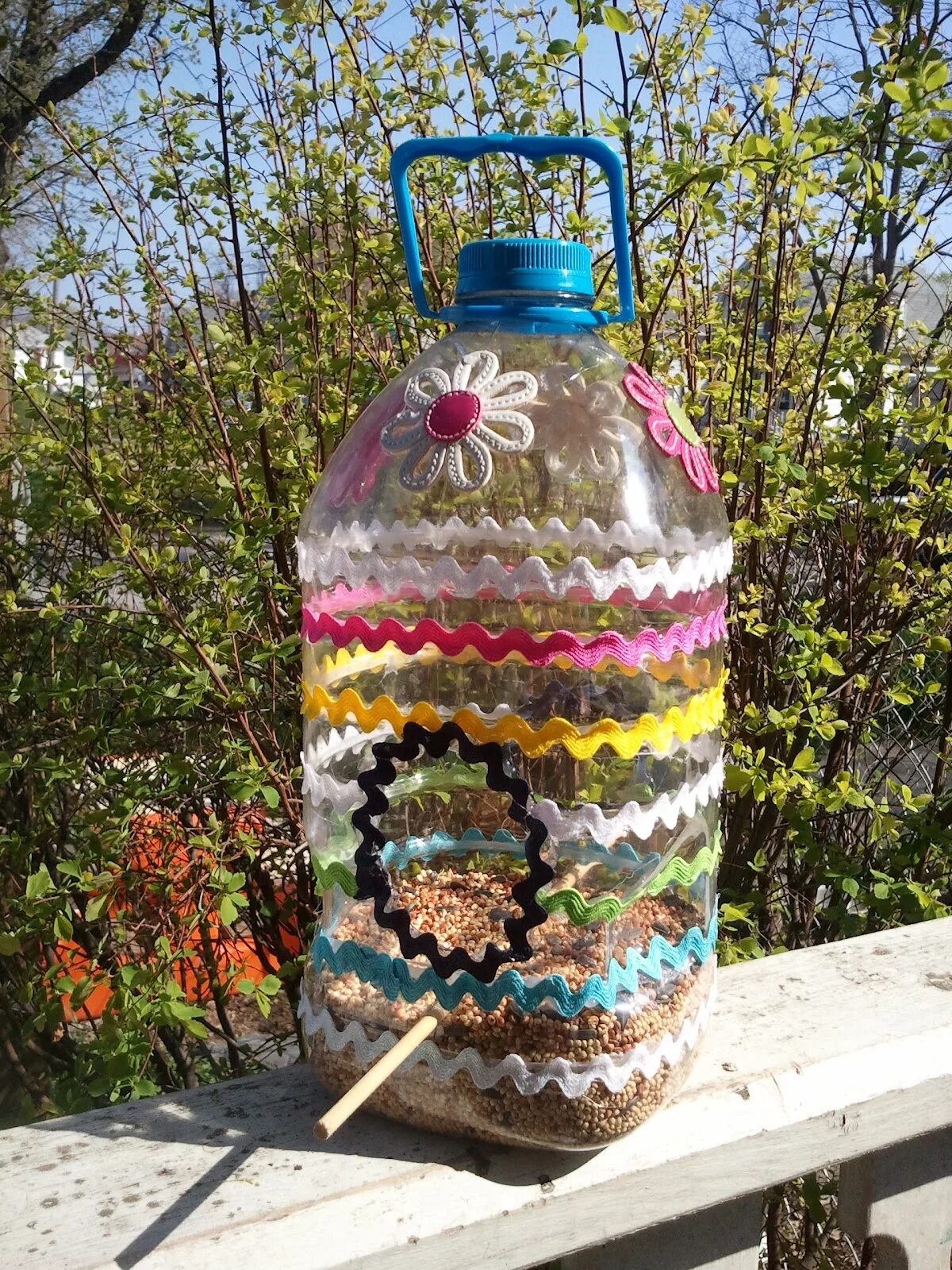 5. кормушки для птиц из пластиковых. кормушка из бутылки. кормушка для птиц из пластиковой бутылки. кормушка для птичек из пятилитровой бутылки.