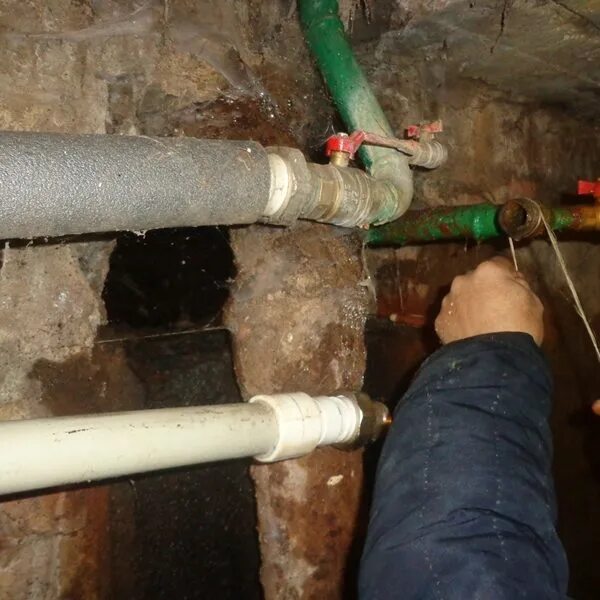 отказ канализационной трубы в квартире. водопровод в квартире из металлопластика. чугунная канализация в квартире. труба для горячей воды. подводка воды к многоквартирному дому.