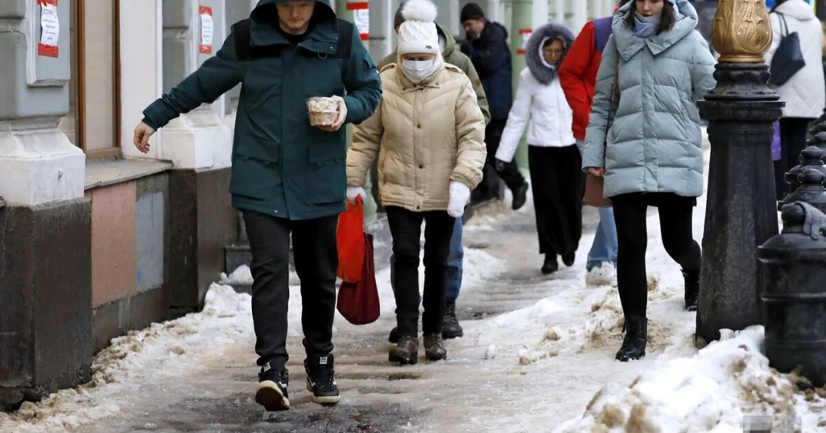 Россия изменится в марте. Человек идет по Петербургу. Горожане современные Россия. Горожане зимой фото. Горожане весной фото.