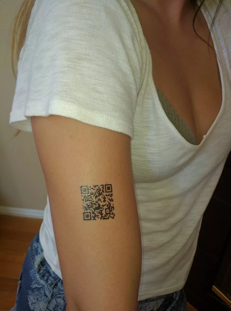 Татуировка код. Qr код. qr тату. qr коды тату. qr код на руке.