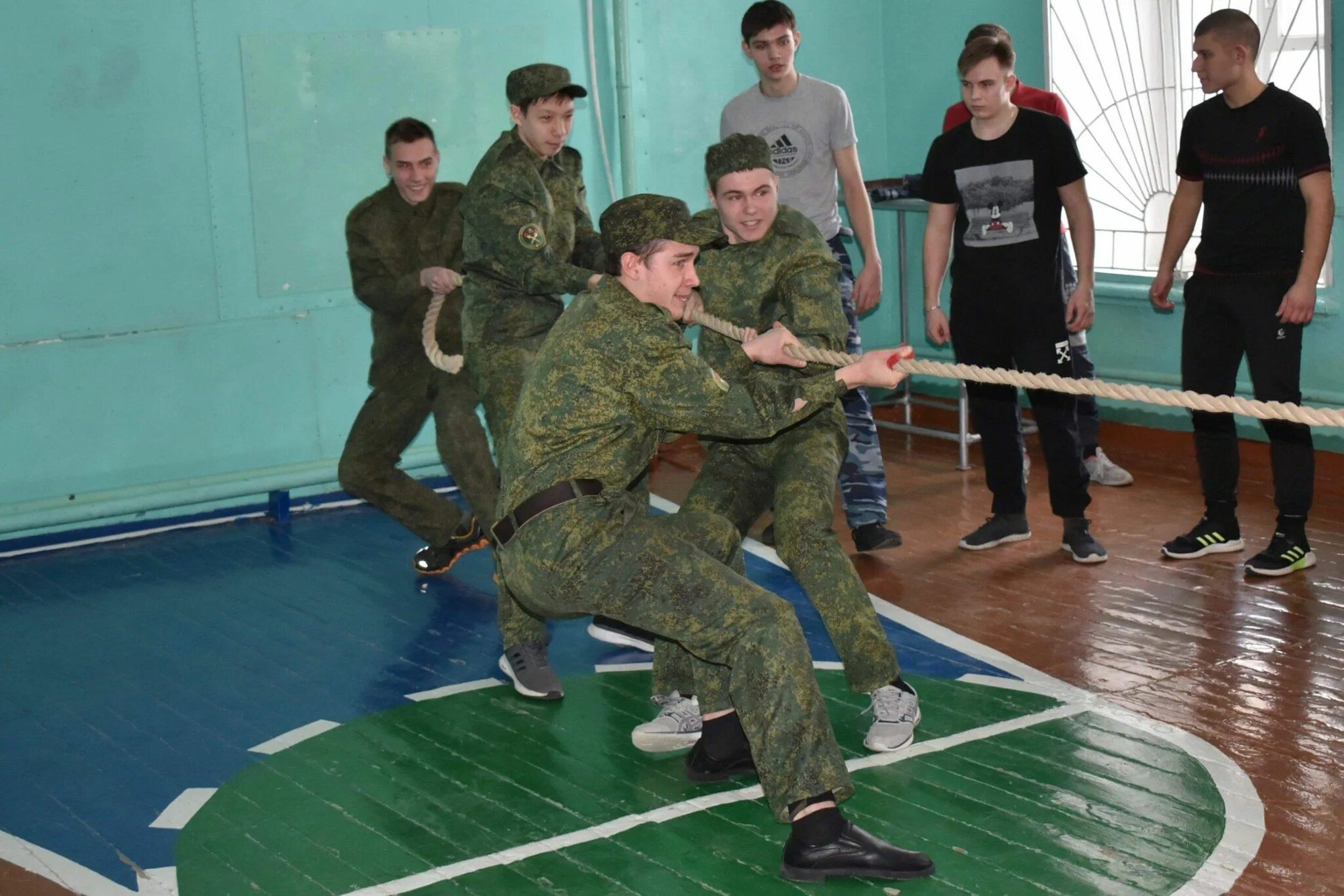 А ну-ка парни соревнования. Необычные спортивные конкурсы. А ну ка парни конкурсы. Спортивные конкурсы для старшеклассников. Спортивная эстафета для детей на улице.