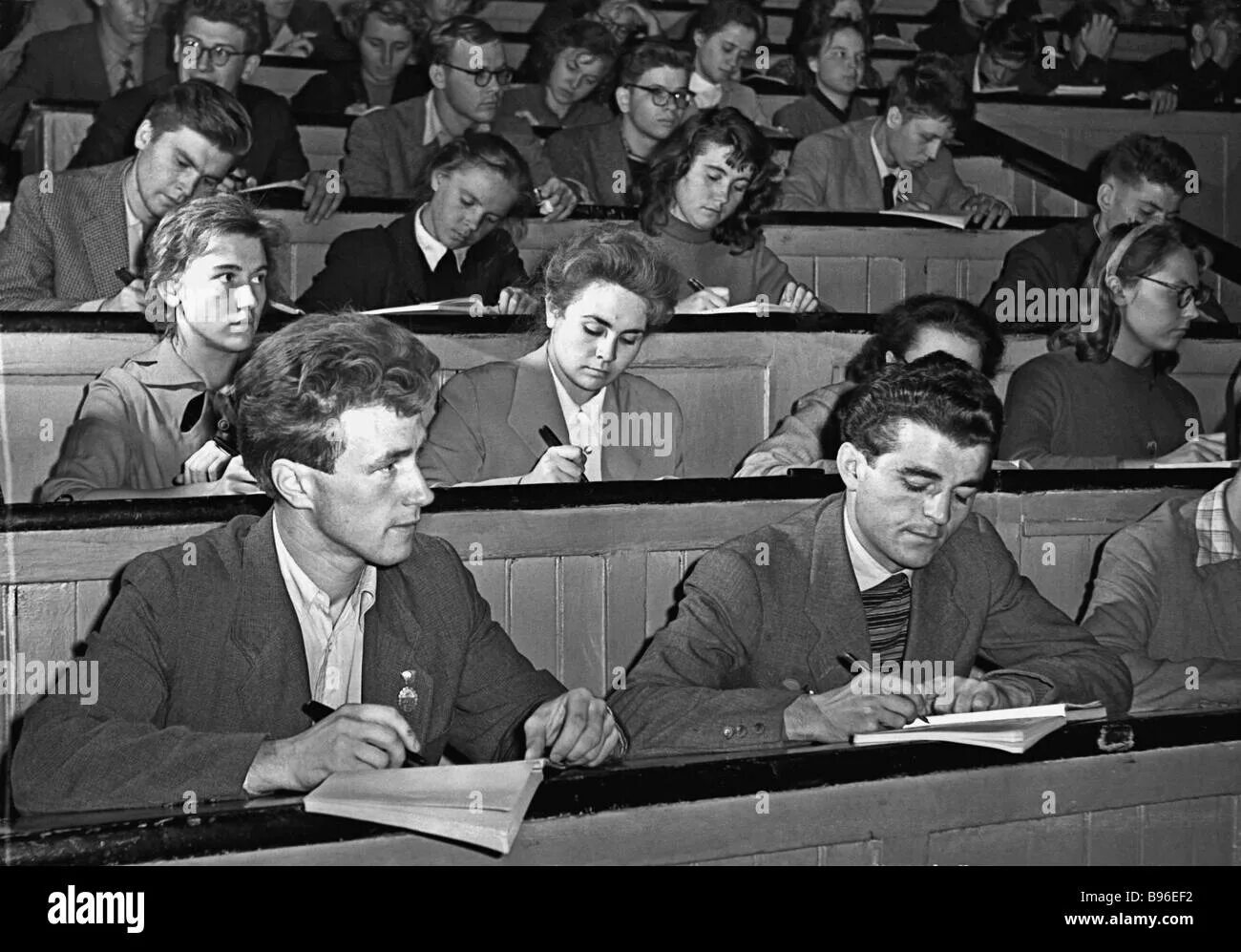 Студенты на лекции. Студенты СССР на лекции. На съезде писателей за трибуной. Женщины на съезде писателей.