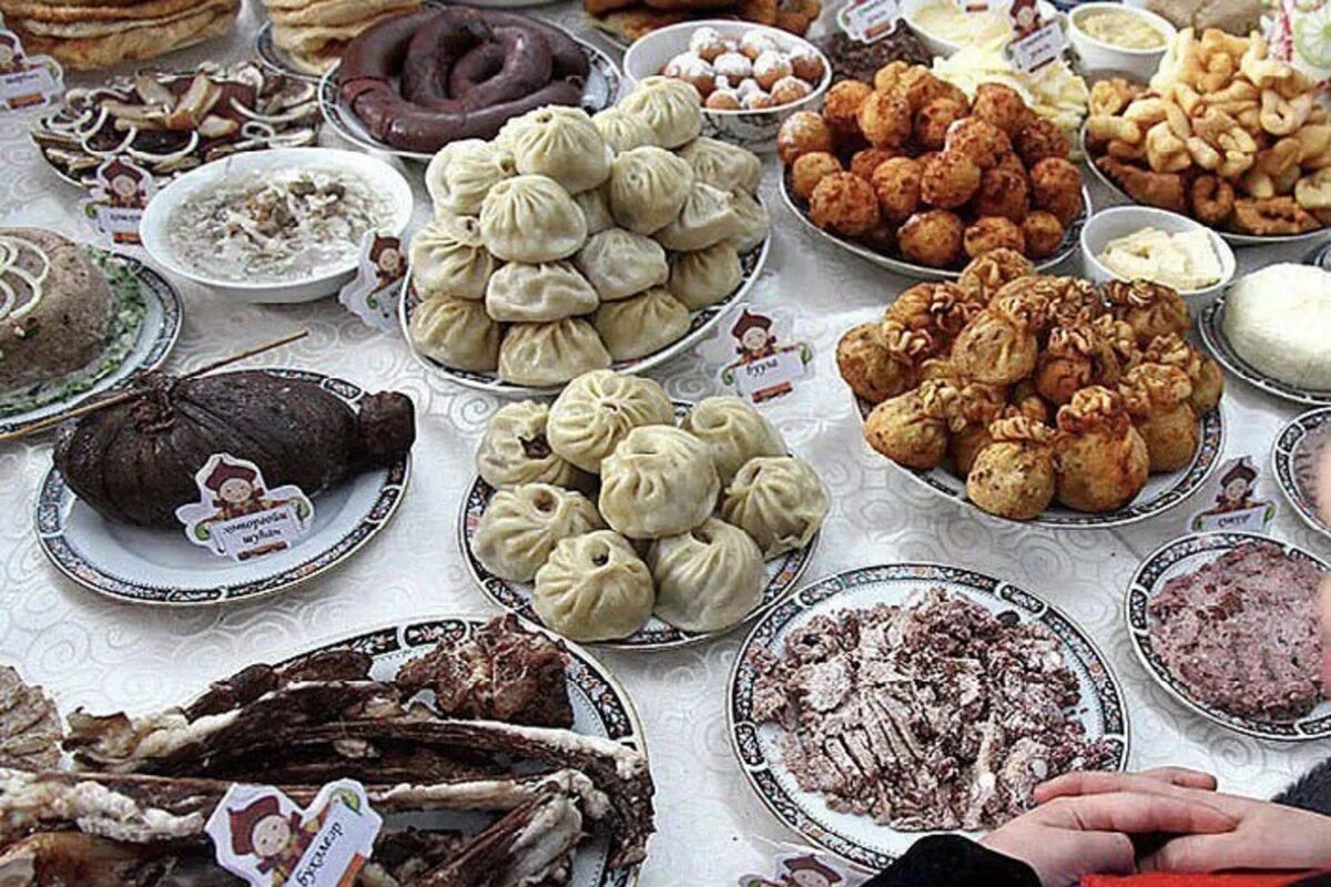 Традиционные блюда сагаалгана. Бурятские хушуры. Бурятские продукты. Бурятские продукты. Бурятская национальная кухня.