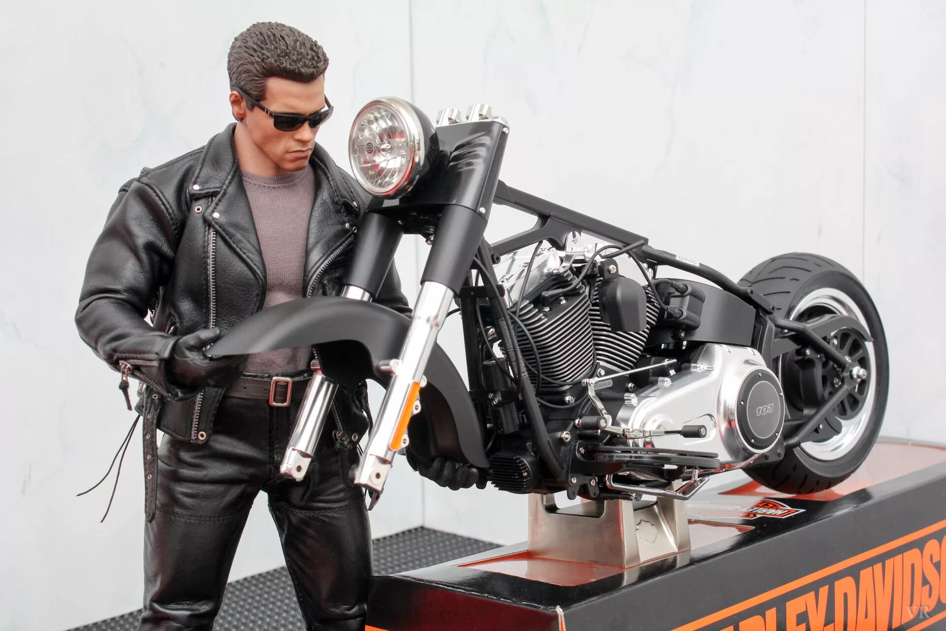 Арнольд шварценеггер терминатор 2. Мотоцикл harley davidson fatboy t800. Harley davidson fatboy терминатор 2. Harley davidson fatboy terminator 2. Харлей терминатора.