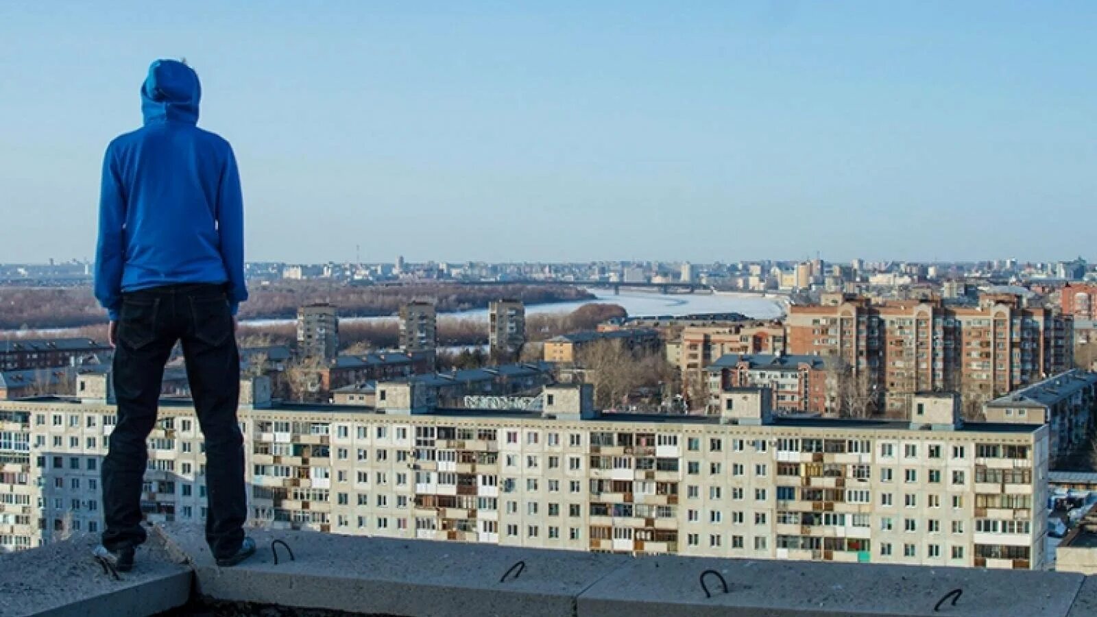 Парень на крыше ночью. На крыше. Парень на крыше ночью. Человек на крыше ночью. Мужчина на фоне ночного города.