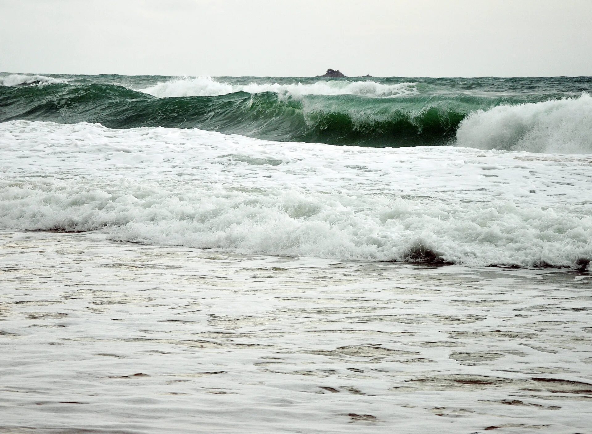 квадратные волны в море. квадратные волны в океа. квадратные волны фото. бискайский залив волны убийцы. синее море картинки.
