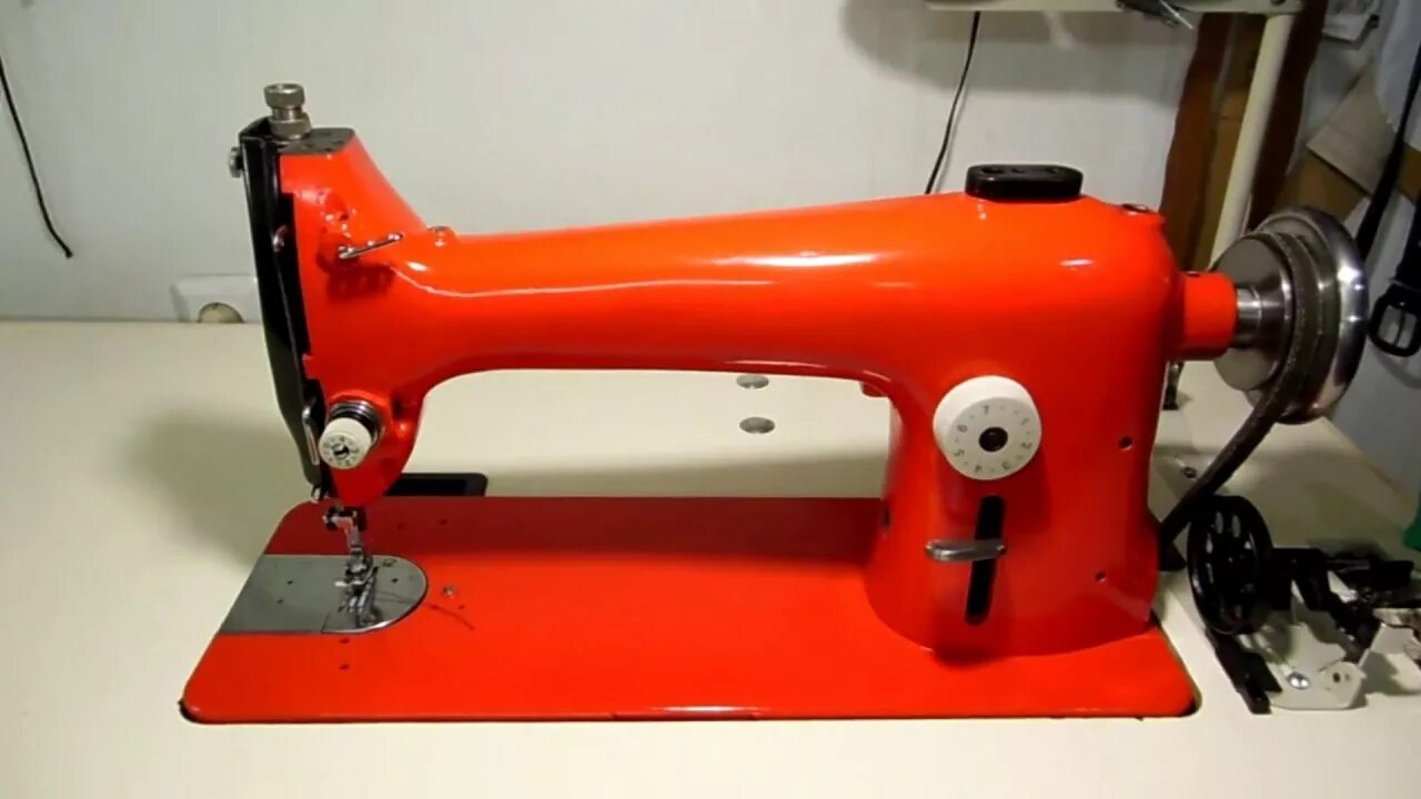 Подольский завод швейных машинок. Промышленная швейная машина ПМЗ 22. 22 Кл. ПМЗ швейная машина. Швейная машинка 23ам ПМЗ Промышленная. Швейная машинка Чайка Промышленная 22 класса.