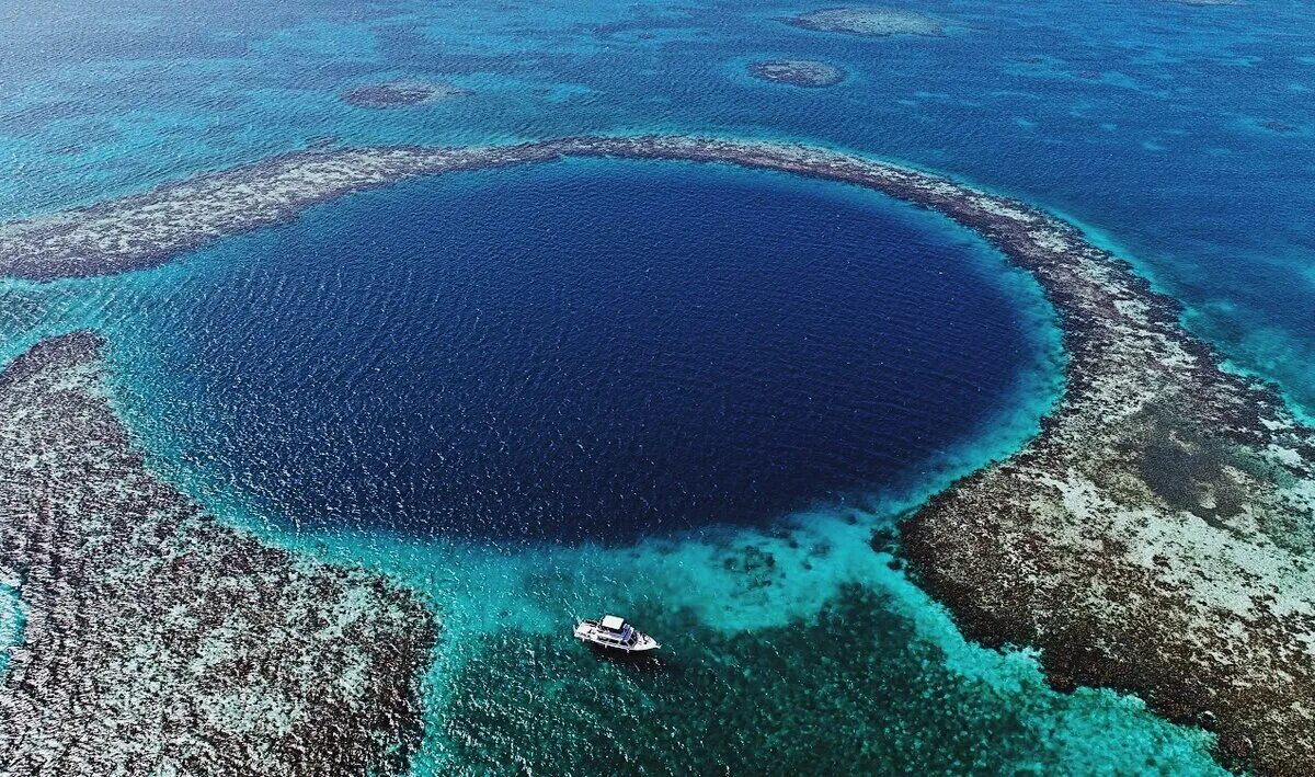Blue hole. Белизский барьерный риф и большая голубая дыра. Великая голубая дыра в белизе. Большая голубая дыра юкатан. Голубая дыра парасельские острова.
