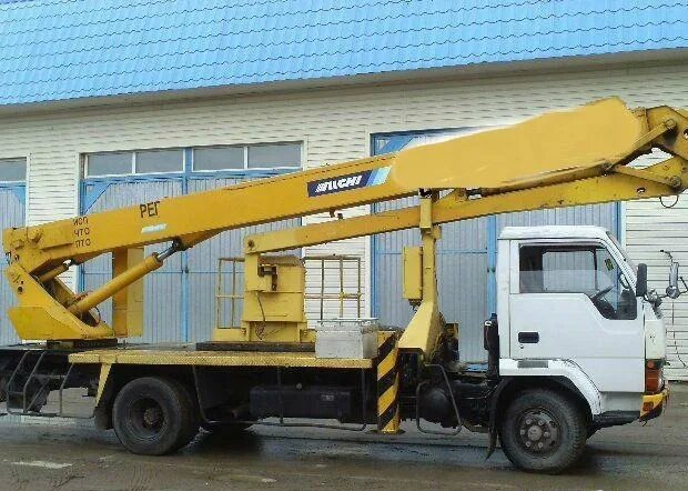 Автогидроподъемник с длиной стрелы 26м. Дэу новус автовышка 40 метров. Автовышка daewoo novus 50 метров. Автовышка благовещенск. Автовышка реклама.